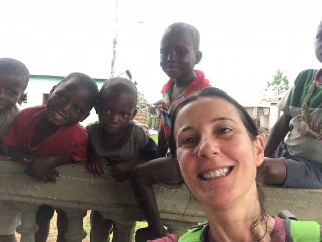 Maria rodeada de pequeños en la grabación de un documental en Benin, África.
