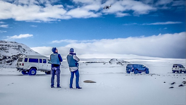 Mike y Ernesto volando el drone en Islandia